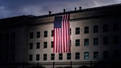 Quốc kỳ Mỹ được giăng tại Ngũ Giác Đài, trước các buổi lễ tưởng niệm tại Đài tưởng niệm 9/11 ở Ngũ Giác Đài để vinh danh 184 nạn nhân bị giết trong cuộc tấn công khủng bố năm 2001 ở Washington, Ảnh chụp ngày 11/92020. (AP Photo/J. Scott.