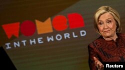 Mantan menteri luar negeri AS Hillary Clinton berbicara dalam konferensi "Women In The World Summit" di New York, 12 April 2019. REUTERS/Brendan McDermid - RC1C32C82260