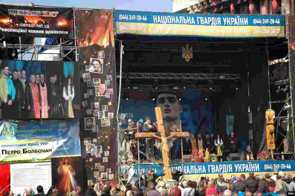 Priests from the Ukrainian Orthodox Church offer prayers to kick off a national unity rally. (Steve Herman/VOA)