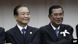 Thủ tướng Campuchia Hun Sen (thứ ba từ bên trái) nói ông thích các khoản viện trợ của Trung Quốc hơn các khoản viện trợ của phương Tây vì nó không đi kèm với các điều kiện này nọ