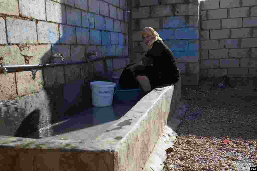 A woman washes clothes in the Za&#39;tari refugee camp. (Y. Weeks/VOA) 