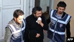 Şubat 2011'de cezaevinden alınarak iki polisin eşliğinde revire götürülen Soner Yalçın(Arşiv foto)