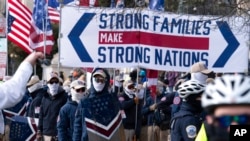 Para anggota kelompok supremasi kulit putih "Patriot Front" melakukan parade di Constitution Avenue dekat Arsip Nasional di Washington DC, 21 Januari 2022 (foto: ilustrasi). 