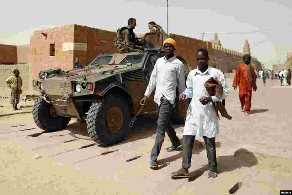 French soldiers patrol outside Djinguereber mosque after Friday prayers in the center of Timbuktu February 1, 2013. 