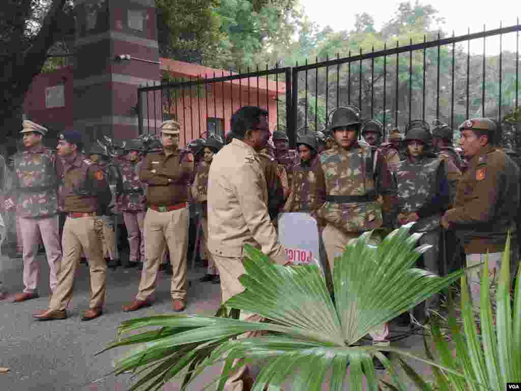 طلبہ پر تشدد کے واقعے کے بعد حزب اختلاف کی جماعتوں کی جانب سے دہلی پولیس اور حکمراں جماعت پر بھی سخت تنقید کی جا رہی ہے۔ 