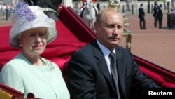 Nữ hoàng Anh đón tiếp Tổng thống Nga hồi tháng 6/2003.