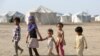 Anak-anak berjalan di sebuah kamp pengungsian di Yaman. (Foto: Reuters)