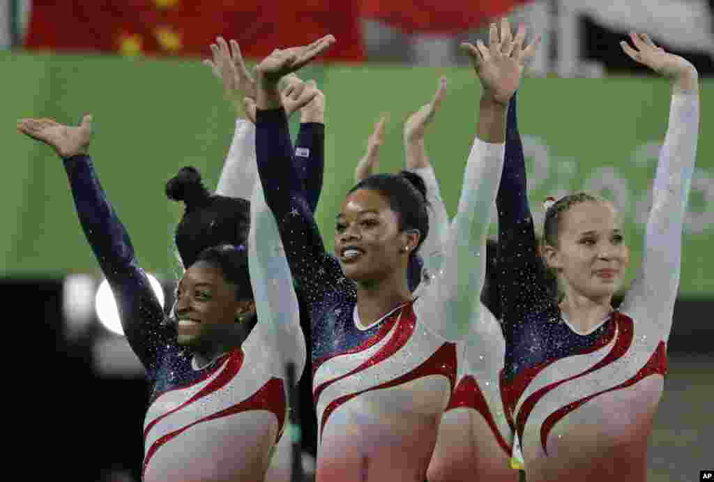 Para pesenam AS, dari kiri ke kanan, Simone Biles, Gabrielle Douglas dan Madison Kocian, melambaikan tangan kepada penonton usai final senam indah putri pada Olimpiade 2016 di Rio de Janeiro, Brazil (9/8). (AP/Charlie Riedel)