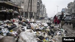 Một con đường đầy rác ở Aleppo, Syria, 5/1/2013