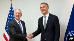 Sekretaris Pertahanan AS Jim Mattis (kiri) berjabat tangan dengan Sekjen NATO Jens Stoltenberg sebelum pertemuan di markas besar NATO, Brussels, Kamis, 29 Juni 2017.