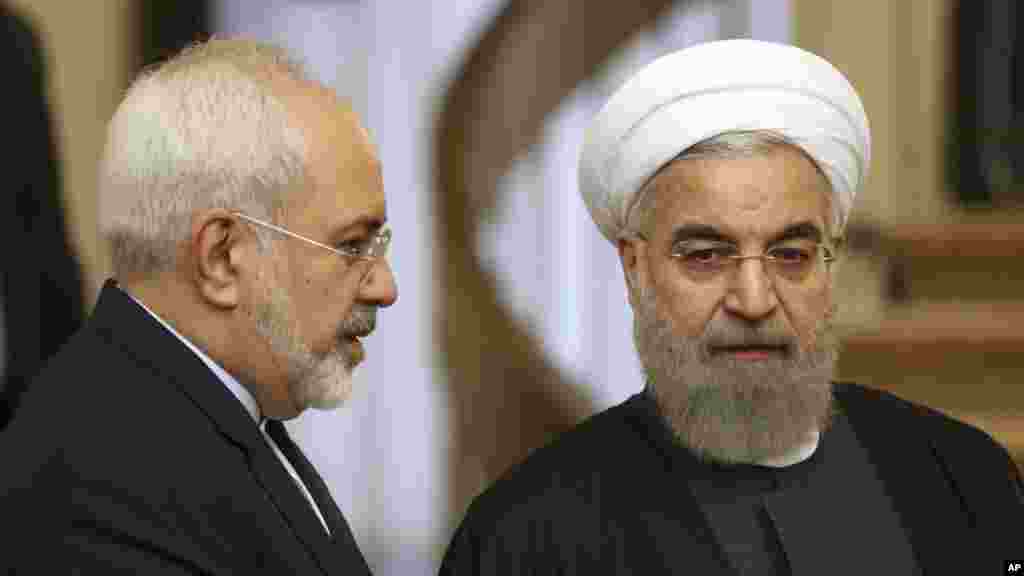 Shugaba Hassan Rouhani, a dama, yana sauraron ministan harkokin wajensa, Mohammad Javad Zarif kafin ganawar da yayi da shugaba Muhammadu Buhari na Najeriya.