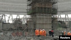 Regu penyelamat melakukan pencarian korban di lokasi robohnya konstruksi menara pendingin instalasi pembangkit listrik di Fengceng, provinsi Jiangxi, China, 24 November 2016 (Foto: dok).