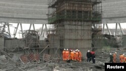 24일 중국 장시성 펑청 시의 화력발전소에서 냉각탑 건립 공사 도중 붕괴 사고가 발생해 구조대가 출동했다. 