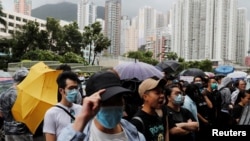 民众聚集在香港东区法院外面声援被抓的反送中抗议者。（资料照片）