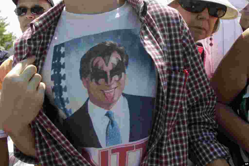 Мэтью Райкали из Шарлотта, Северная Каролина, демонстрирует футболку с изображением Митта Ромни в образе Джина Симмонса из рок-группы Kiss. Морсвилль, Северная Каролина, 12 августа, 2012 года.