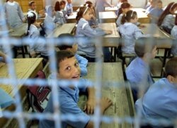 Pelajar pengungsi Palestina duduk di dalam U.N. Relief and Works Sekolah Badan Pengungsi Palestina (UNRWA) saat mereka memulai hari pertama sekolah baru mereka. (Foto: REUTERS/Suhaib Salem)