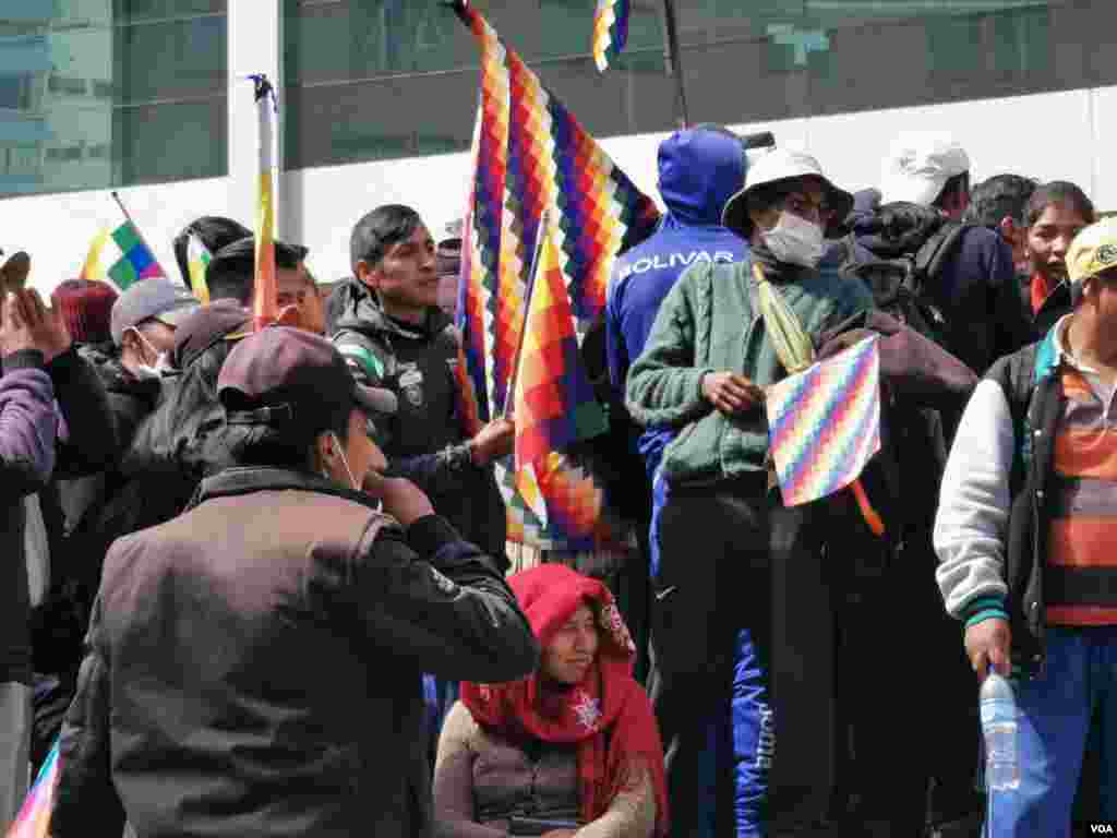 Todavía hay grupos de personas que se reúnen en las plazas públicas de La Paz, para expresarse sobre la situación que actualmente se vive.