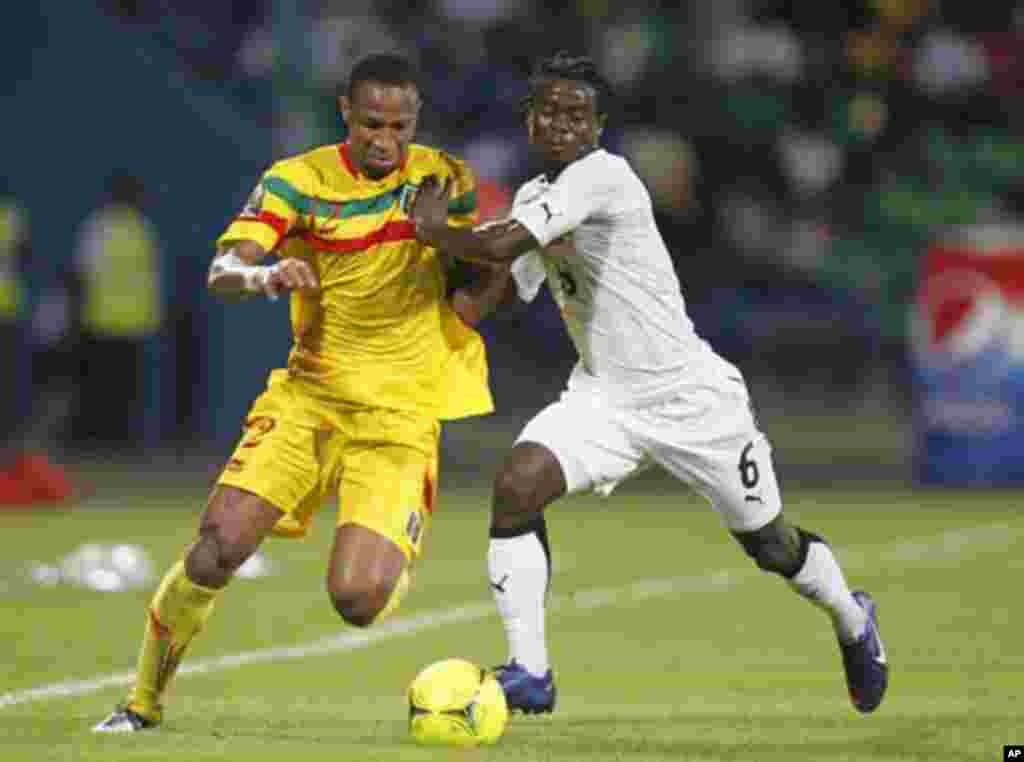 Mali's Seydou Keita (L) challenges Ghana's Emmanuel Agyemang Badu during their African Nations Cup Group D soccer match in Franceville Stadium January 28, 2012.
