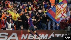 L'attaquant uruguayen barcelonais Luis Suarez célèbre son quatrième but lors du match de football espagnol opposant le FC Barcelone au Real Madrid CF au stade Camp Nou de Barcelone le 28 octobre 2018.