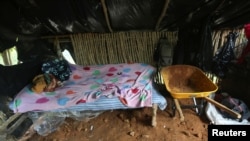 El 20 de abril de 2021, se encontró un campamento improvisado dentro del área de lavado de minerales de una mina ilegal en Portica, Colombia.  REUTERS / Luisa González
