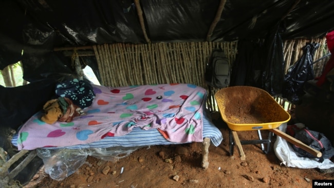 Se ve un campamento improvisado dentro de un área de lavado de minerales de una mina ilegal en Buritica, Colombia, el 20 de abril de 2021. REUTERS / Luisa González