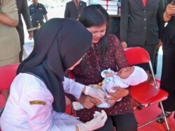 Pemberian Imunisasi pada anak balita di Surabaya (foto: VOA/Petrus Riski)