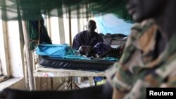 Mtoto ambaye anaugua malaria na utapiamlo akiwa amelala kitandani katika hospitali mjini Bor, Sudan Kusini.