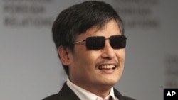 El activista ciego Chen Guangcheng fue nombrado "Rebelde del Año", por la revista para hombres GQ.