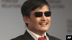 ນັກເຄື່ອນໄຫວ Chen Guangcheng ເປັນນັກຕໍ່ຕ້ານລັດຖະບານຈີນ ຕາບອດ ທີ່ດໍາລົງຊີວິດແບບຄົນພັດຖິ່ນ ຢູ່ໃນນະຄອນນີວຢອກ