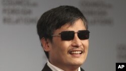 Aktivis tunanetra Tiogkok, Chen Guangcheng (Foto: dok). Keponakannya dijatuhi hukuman penjara lebih dari tiga tahun atas tuduhan menyerang petugas saat mendatangi rumahnya untuk mencari keberadaan Chen Guangcheng saat berupaya meloloskan diri dari tahanan rumah, Jumat (30/11).