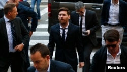 Barcelona's Argentine soccer player Lionel Messi (C) arrives to court with his father Jorge Horacio Messi (3rd R) to stand trial for tax fraud in Barcelona, Spain, June 2, 2016. 