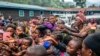 Des rescapés de Goma se rassemblent dans un point de distribution de nourriture à Sake, à quelque 25 km à l'ouest de Goma, où elles ont trouvé refuge suite à un ordre officiel d'évacuation, cinq jours après l'éruption du Mont Nyiragongo.