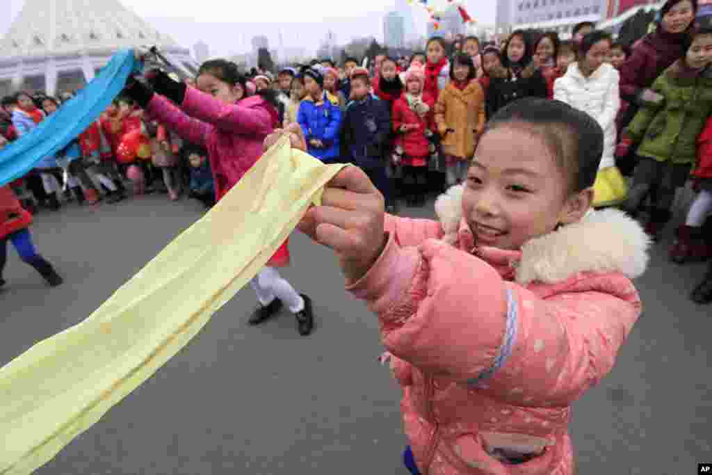 북한 평양체육관 앞에서 2017년 새해 첫날을 맞아 어린이들이 민속놀이를 하고 있다. 