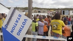 People queue to cast their ballots in local municipality elections, in a township on the outskirts of Cape Town, South Africa, May 18, 2011