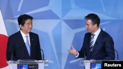 日本首相安倍和北约秘书长拉斯穆森5月6日在联合记者会上。