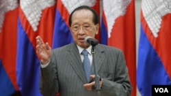 Foreign Minister Hor Namhong at the map handover ceremony from the French Embassy, Peace Palace, Cambodia, on September 03, 2015. (Hean Socheata/VOA Khmer)