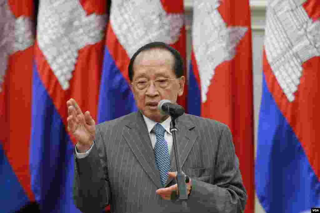 Hor Namhong, Cambodian Foreign Minister, speaks about the maps given from the French Embassy, on September 03, 2015. (Hean Socheata/VOA Khmer)