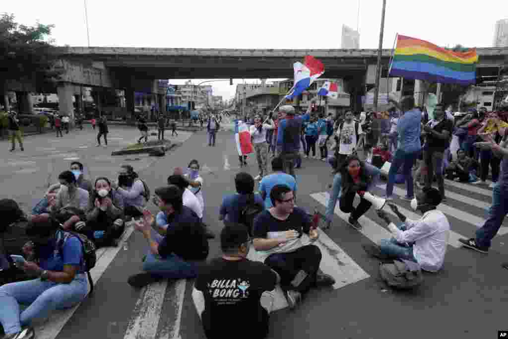 Estudiantes universitarios bloquean una calle cerca de la Asamblea Nacional para protestar por las reformas constitucionales propuestas. 