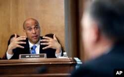 Senador Cory Booker, demócrata por Nueva Jersey, hizo duras preguntas al nominado a Secretario de Estado, Mike Pompeo. Abril 12 de 2018.