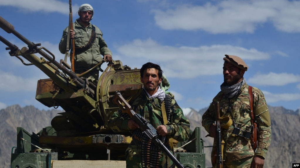 守卫在阿富汗潘杰希尔省一处哨卡的反塔利班战士。(2021年8月23日)(photo:VOA)