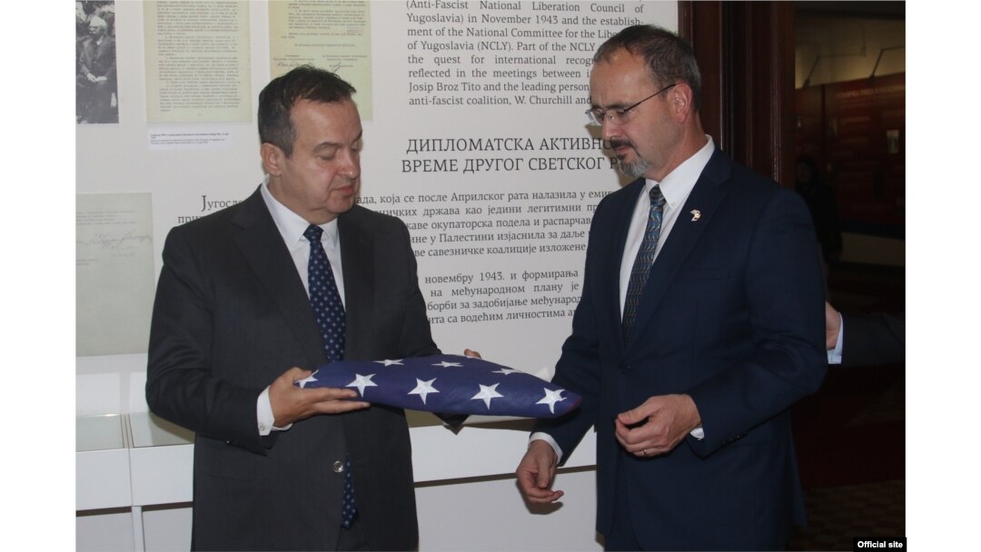 Entoni Godfri, novi ambasador Sjedinjenih Država u Srbiji i ministar inostranih poslova Srbije Ivica Dačić polažu zastavu SAD koja se zajedno sa zastavom Srbije vijorila na Beloj kući u Vašingtonu pre 100 godina, u Muzeju srpske diplomatije u Beogradu, 28. oktobra 2019. (Foto: Ministarstvo spoljnih poslova Srbije)