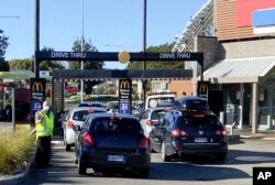 People queue up for takeaway food as a nationwide coronavirus disease (COVID-19) lockdown eases in Wellington, New Zealand, Sept. 1, 2021.