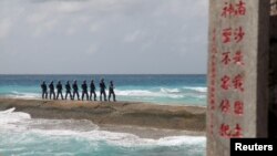 Tentara Angkatan Laut China berpatroli di Kepulauan Spratly yang dipersengketakan di Laut China Selatan, Februari 2016.