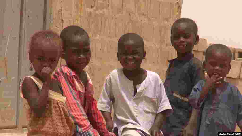 Des enfants jouent devant le centre de transition des repentis de Diffa, Niger, le 17 avril 2017 (VOA/Nicolas Pinault)