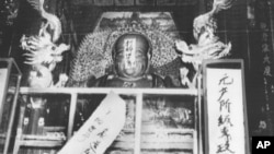 一尊佛像上贴有文化大革命的口号(1966年8月27日)