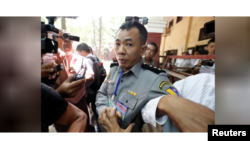 Sĩ quan cảnh sát Moe Yan Naing khai rằng hai phóng viên Reuters bị gài bẫy