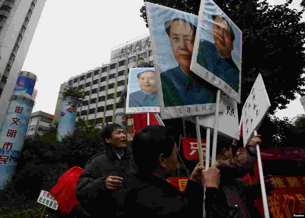 9일 중국 광둥성 주간지 &#39;남방주말&#39; 편집국 앞에서 마오쩌둥의 초상화를 들고 항의하는 시위대.
