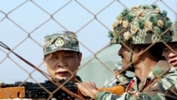 چین اور بھارتی فوج کے افسران کے درمیان کشیدگی کے خاتمے کے لیے مذاکرات بھی ہوچکے ہیں۔ (فائل فوٹو)