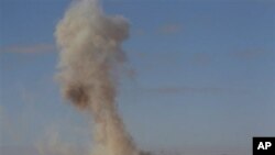 反政府武装夺取的一个军事基地周日遭到利比亚战机的轰炸