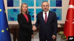 Komisaris urusan luar negeri Uni Eropa, Federica Mogherini dan Menlu Turki Mevlut Cavusoglu dalam pertemuan di Ankara, Kamis (22/11). 